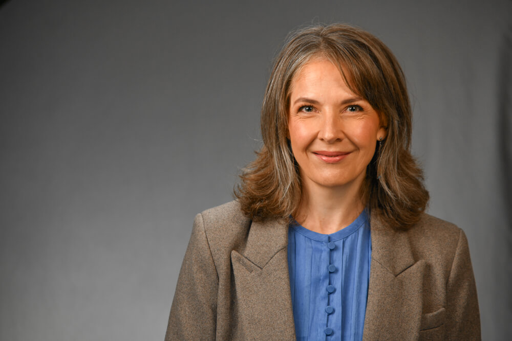 Headshot of lady with makeup and hair done by Iza Cloete in Cape Town